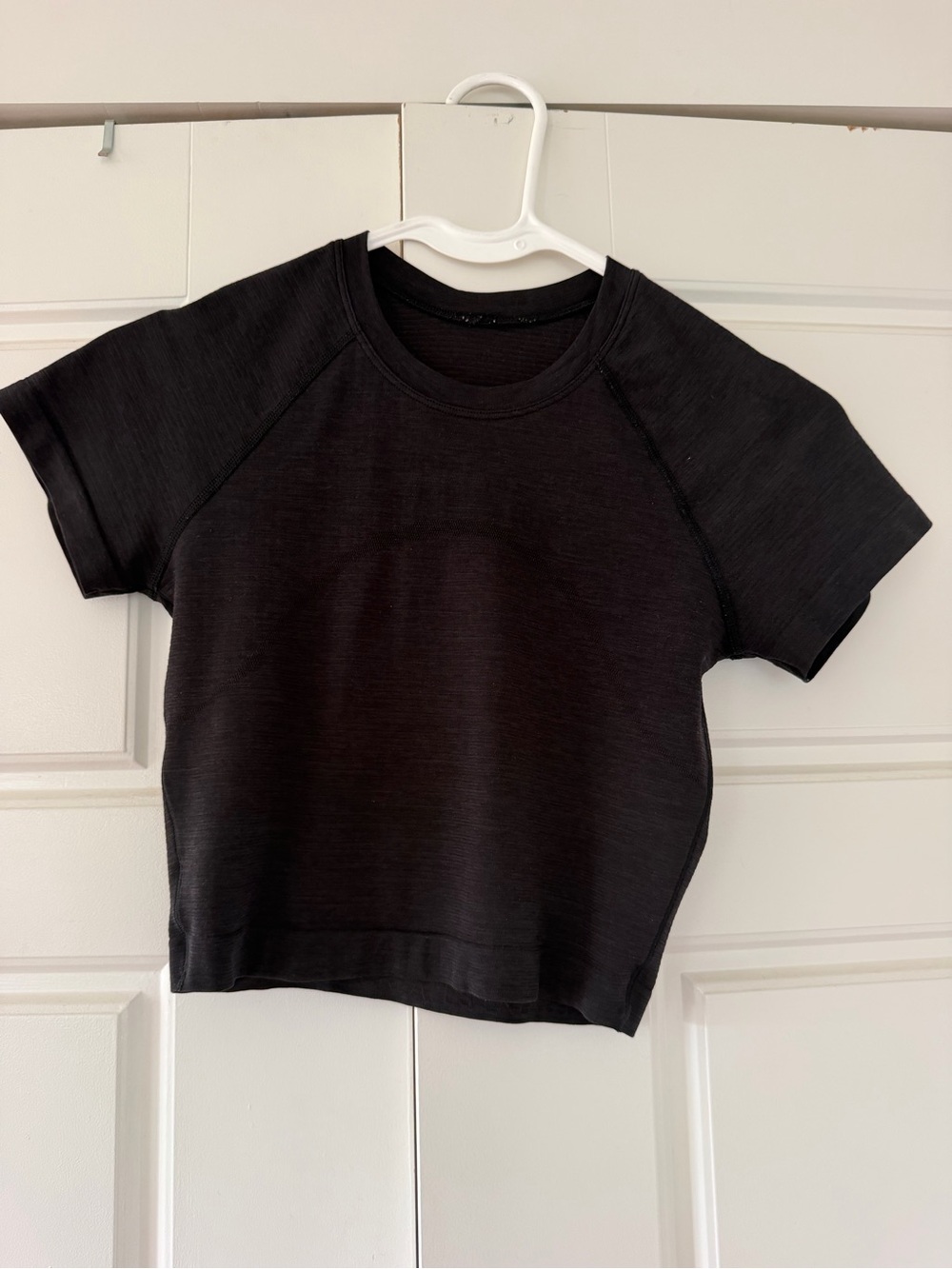 Lululemon Black Short Sleeve Cropped Tee size 4